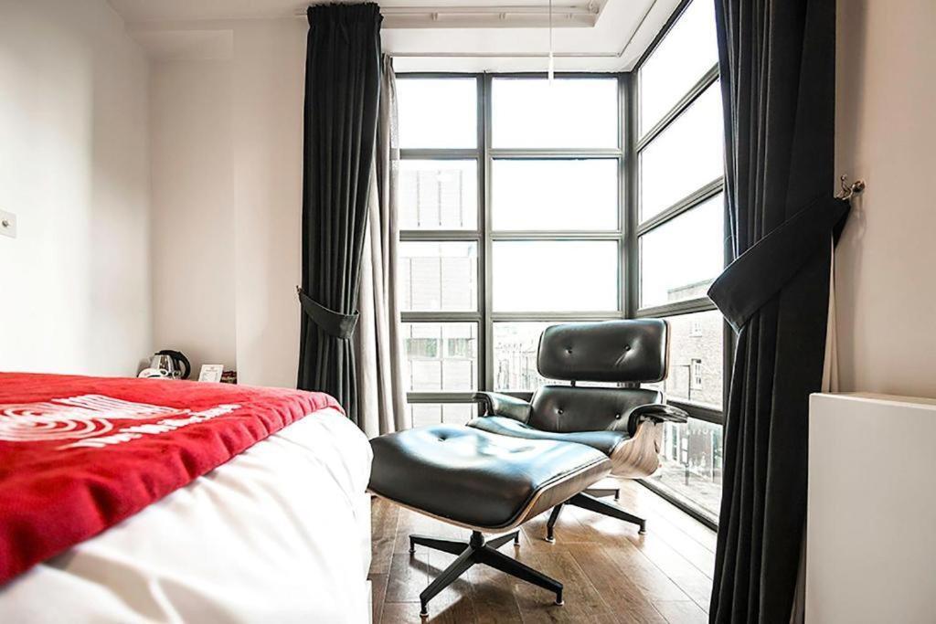 The Whitechapel Hotel London Room photo